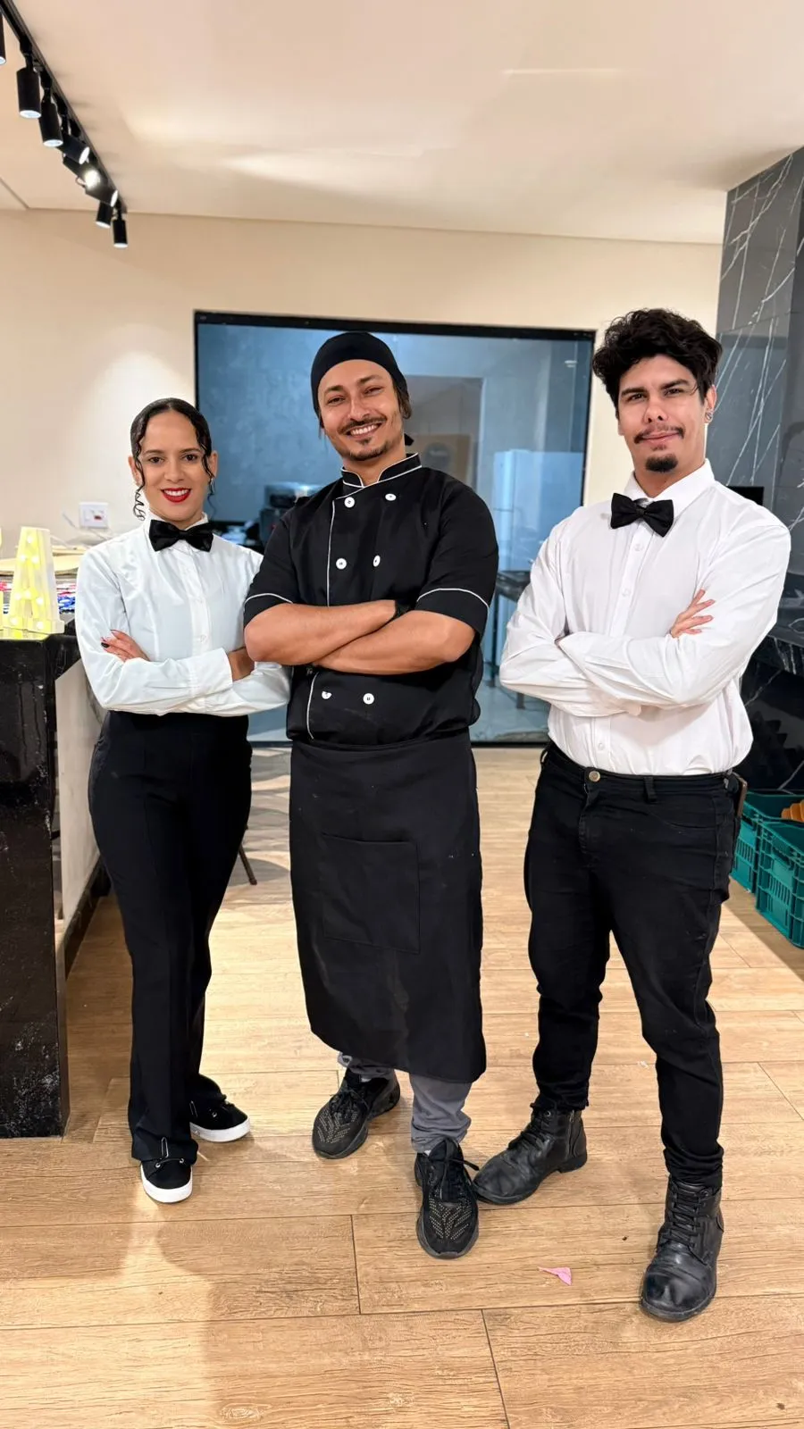 Equipe uniformizada Vero Gastronomia atendendo evento